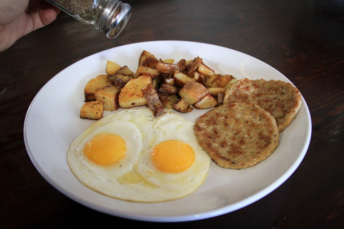 A two-egg breakfast plate